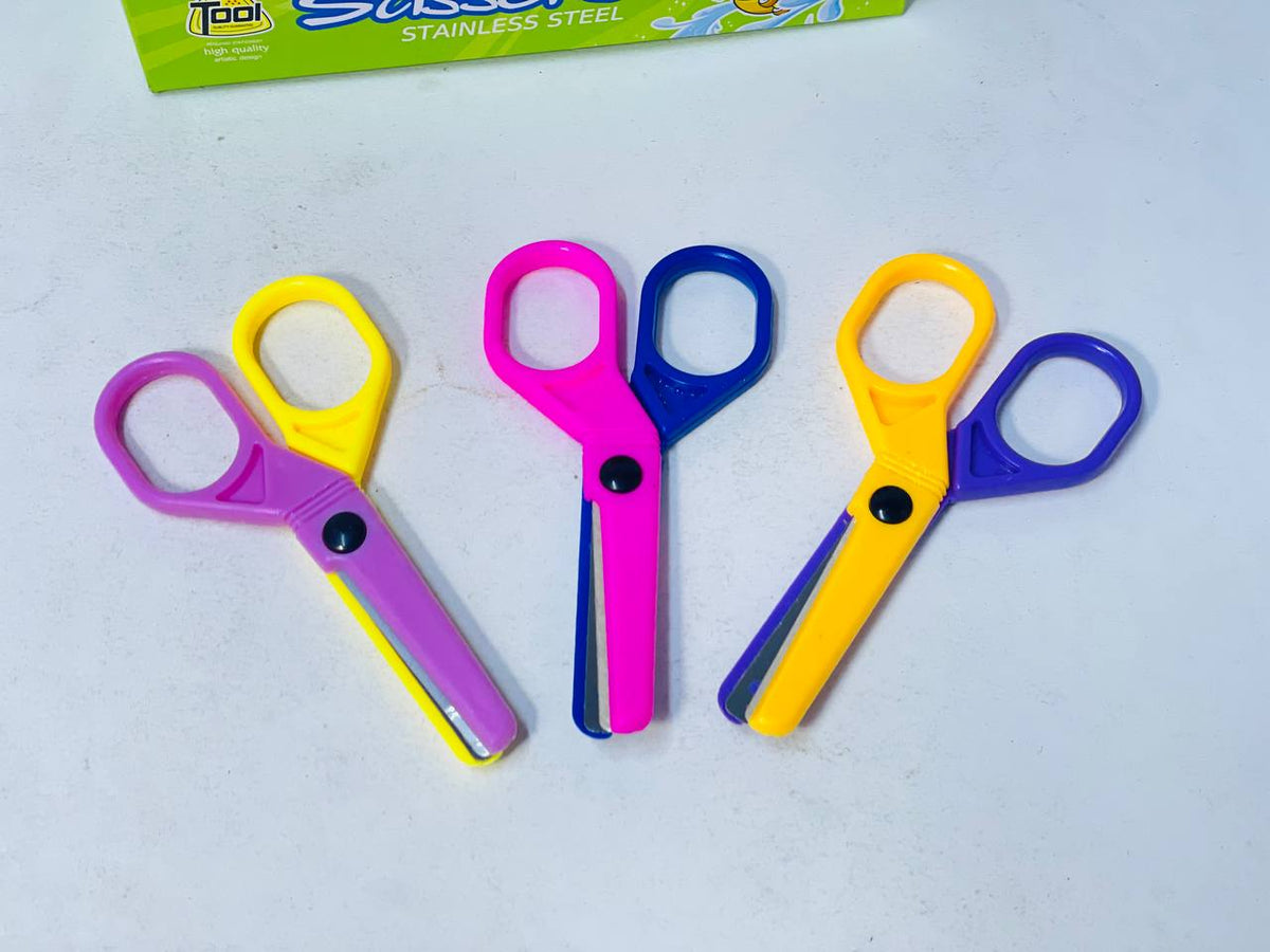 المقص البلاستيك في سن معدن ✂️✂️📝
