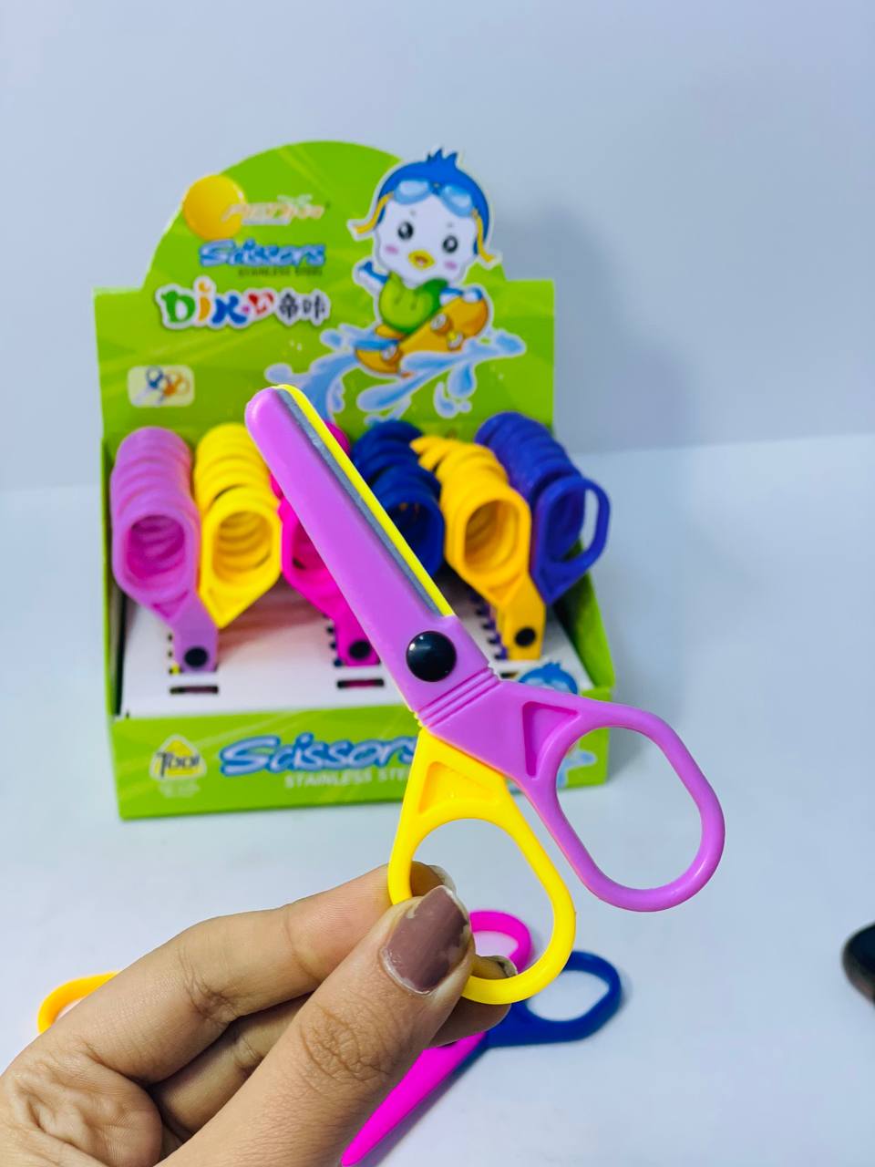 المقص البلاستيك في سن معدن ✂️✂️📝
