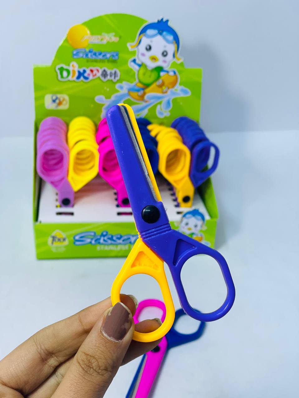 المقص البلاستيك في سن معدن ✂️✂️📝