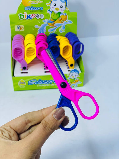 المقص البلاستيك في سن معدن ✂️✂️📝