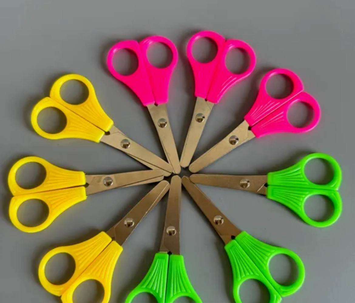 المقص البلاستيك في سن معدن ✂️✂️📝