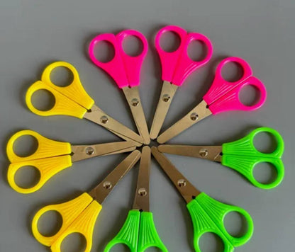 المقص البلاستيك في سن معدن ✂️✂️📝