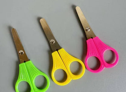 المقص البلاستيك في سن معدن ✂️✂️📝