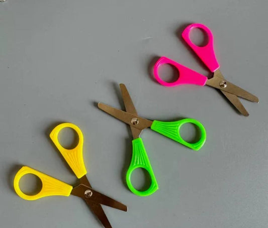 المقص البلاستيك في سن معدن ✂️✂️📝