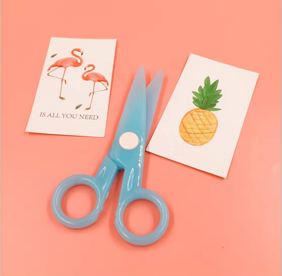 المقص البلاستيك ✂️✂️📝