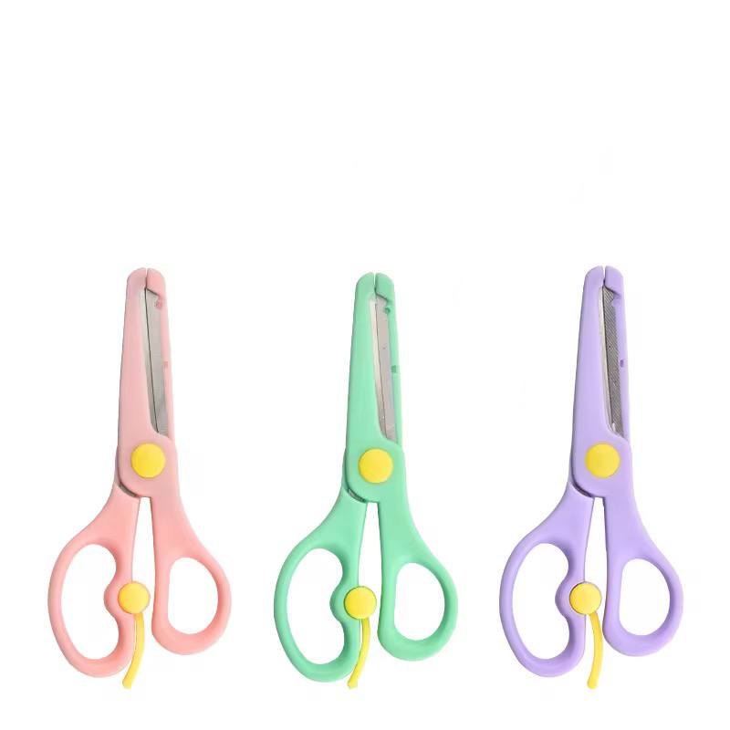 كارت المقص البلاستيك في سن معدن ✂️✂️📝
